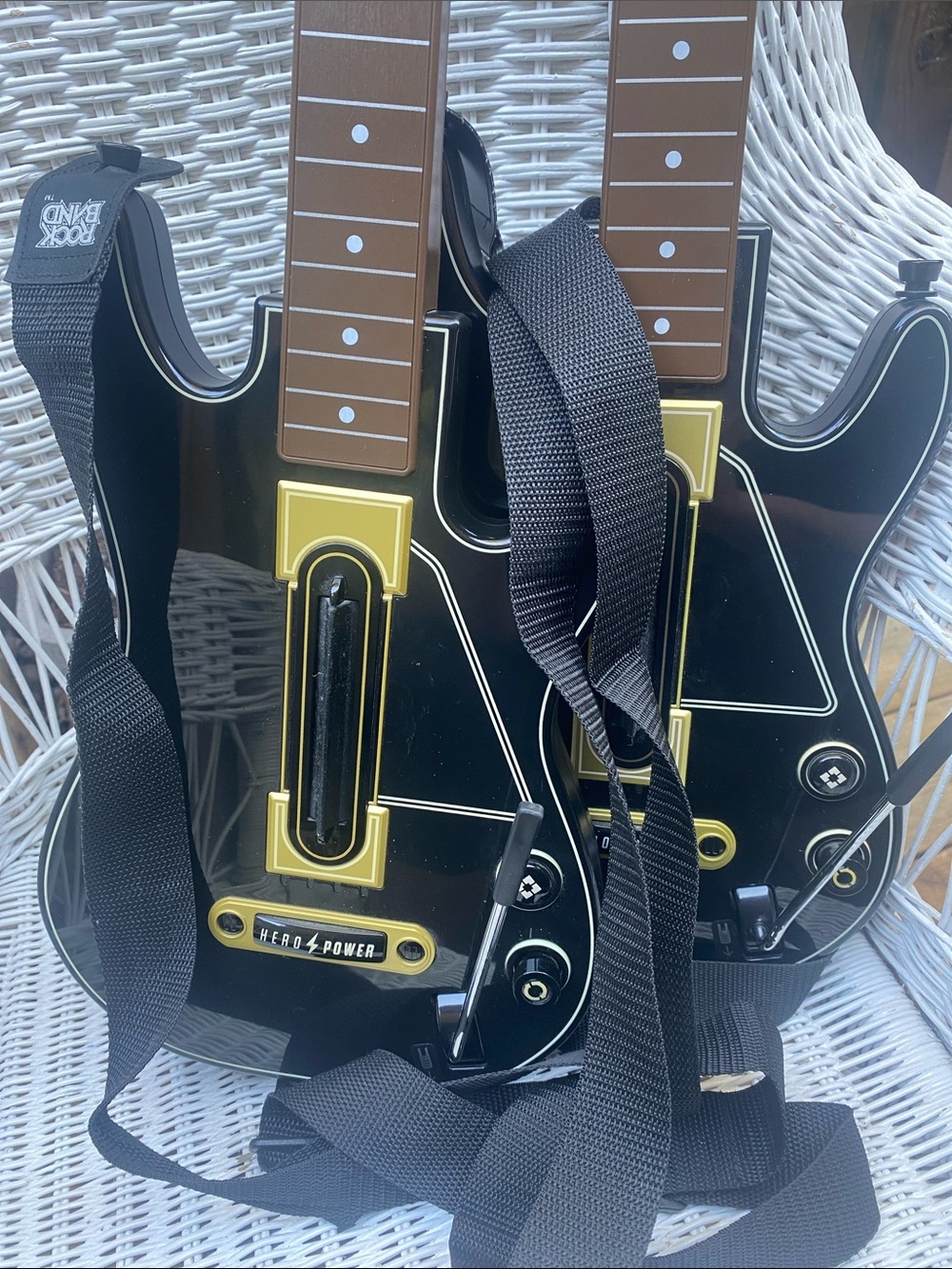 X Box 1 2Wireless Dual Guitar Controllers, Guitar Hero Live, 1 dongle, 2 straps - Picture 13 of 16